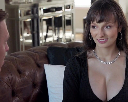 Я думаю, моя зрелая мачеха хочет меня