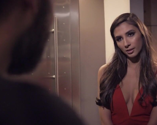 Пока жена спит, муж развлекается с эскортницей