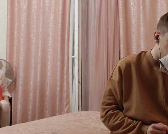 Нюхает белье и трахает в анал русскую женщину