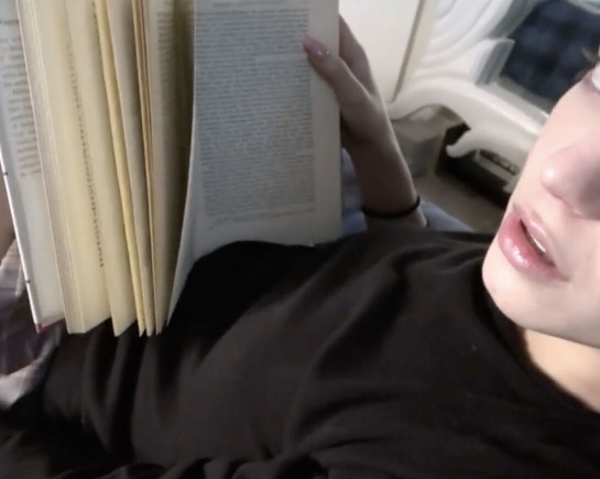 Я пытаюсь читать, не мешай пожалуйста