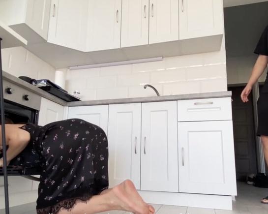 Молодая соседка застряла и не может вылезти из печки