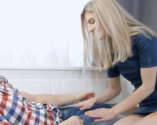 Поняла, что у него уже встал и начала гладить его член через шорты