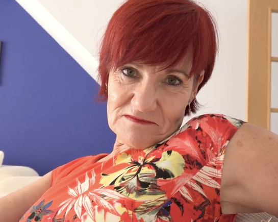 Зашла в комнату поговорит и показала что у неё под платьем