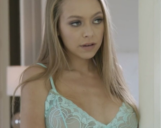 Когда мужа не было дома , жена красотка захотела изменить с другим