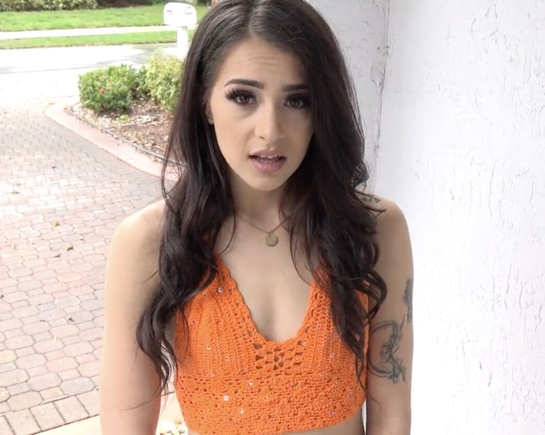 Сладкая соседка не может попасть в свой дом и просится в гости, пока на улице дождь