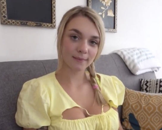 Милая блондинка зашла в гости к мужчине и кончила несколько раз