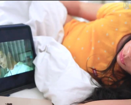 Домашняя женушка завелась, когда смотрела с мужем фильм