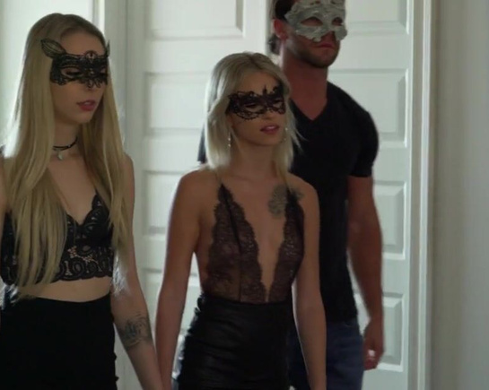 Две соски по очереди удовлетворяют молодого мужчину