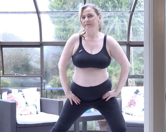 Милф-толстушка - 45 летняя женушка делает зарядку