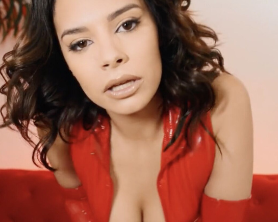 Хочешь посмотреть на мою грудь, хочешь потрогать моё тело?